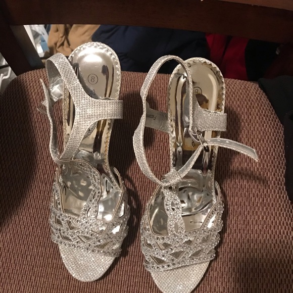 silver heels - Picture 1 of 3